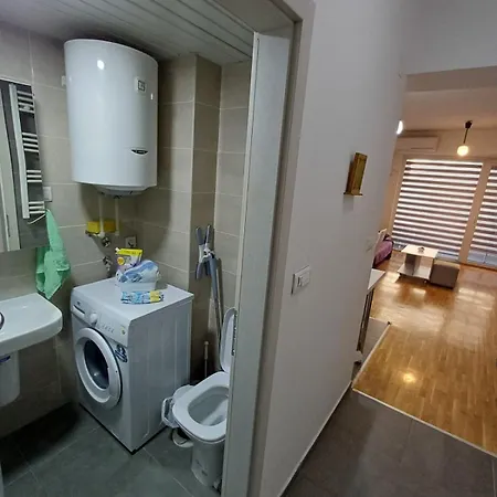 Cozy 2-guest Apt, Free Parking Apartament