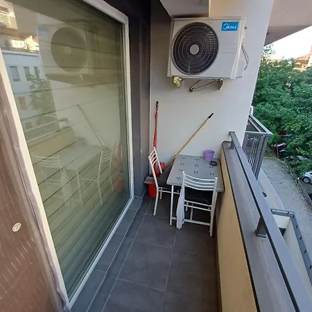 Cozy 2-guest Apt, Free Parking Apartament